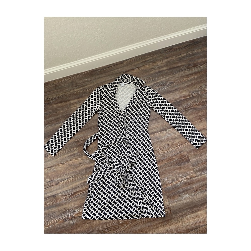 Diane Avon Furstenberg long sleeve dress with tie